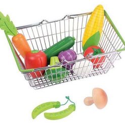 Koszyk sklepowy z warzywami