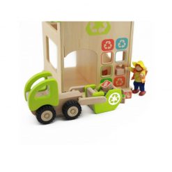 Drewniana stacja recyklingu