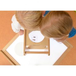 Stolik powiększający z lupą