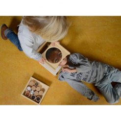 Stolik powiększający z lupą