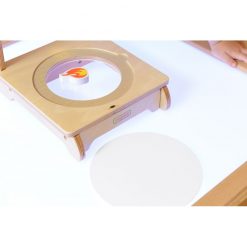 Stolik powiększający z lupą