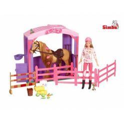 Lalka Steffi Love z koniem w stajni