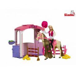 Lalka Steffi Love z koniem w stajni