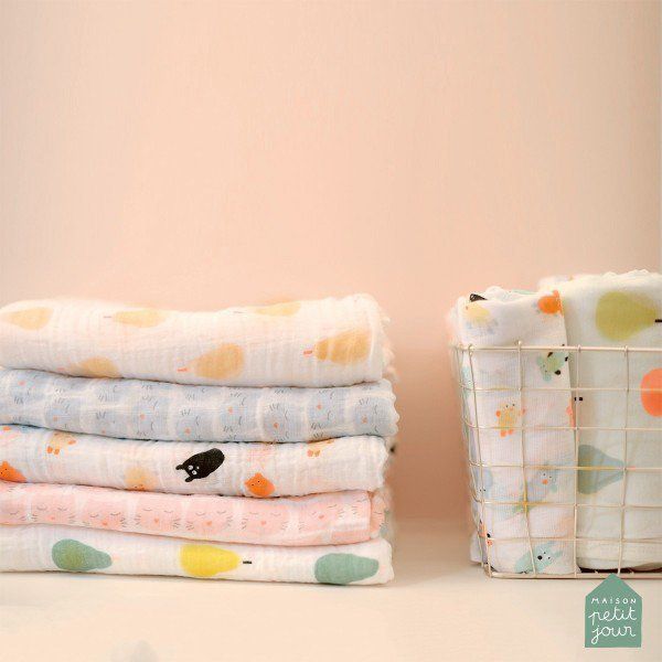 Muślinowy mały otulacz dla niemowlaka, seria Gruszki, łososiowe Maison Petit Jour®_5 Otulacz Gruszki łososiowe