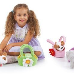 Piesek w różowej torebce z kwiatkiem