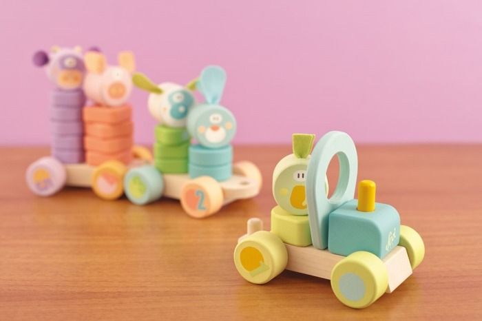 Drewniany pociąg i układanka Drewniany pociąg i układanka