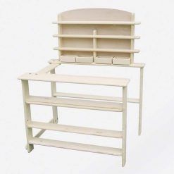 Drewniany sklepik z regałami