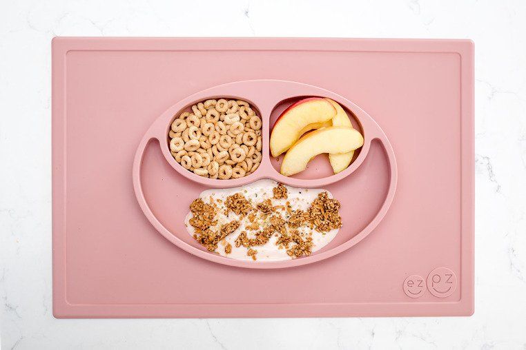 3054_4 EZPZ Silikonowy talerzyk z podkładką 2w1 Happy Mat pastelowy róż