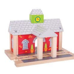 Duża drewniana stacja kolejowa