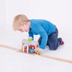 Duża drewniana stacja kolejowa