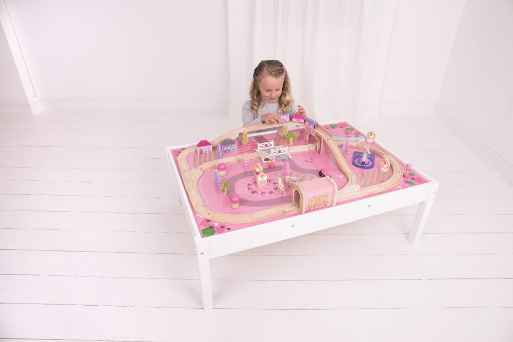 Magiczny zestaw kolejowy dla dziewczynki ze stołem 59 elementów Magiczny zestaw kolejowy dla dziewczynki ze stołem 59 elementów