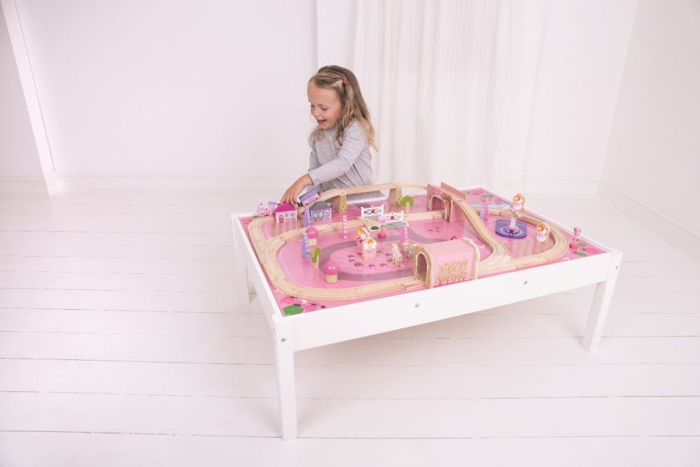 Magiczny zestaw kolejowy dla dziewczynki ze stołem 59 elementów Magiczny zestaw kolejowy dla dziewczynki ze stołem 59 elementów