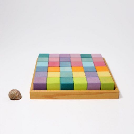 Kwadrat z 36 pastelowymi kostkami