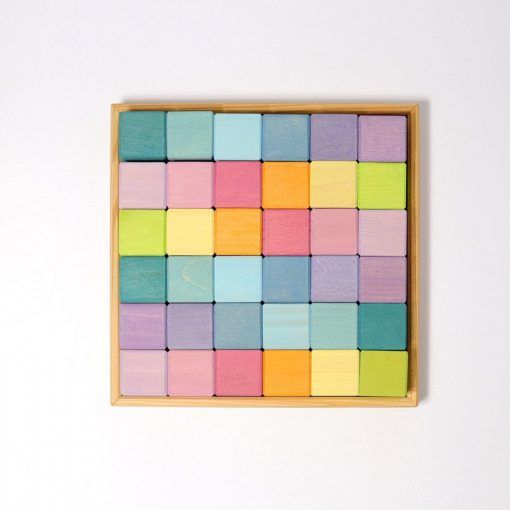 Kwadrat z 36 pastelowymi kostkami