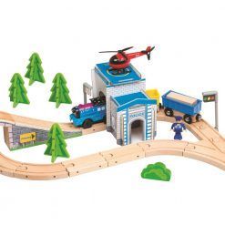 Kolejka drewniana z posterunkiem policji