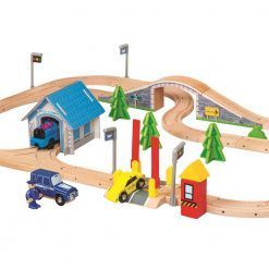 Kolejka drewniana z posterunkiem policji